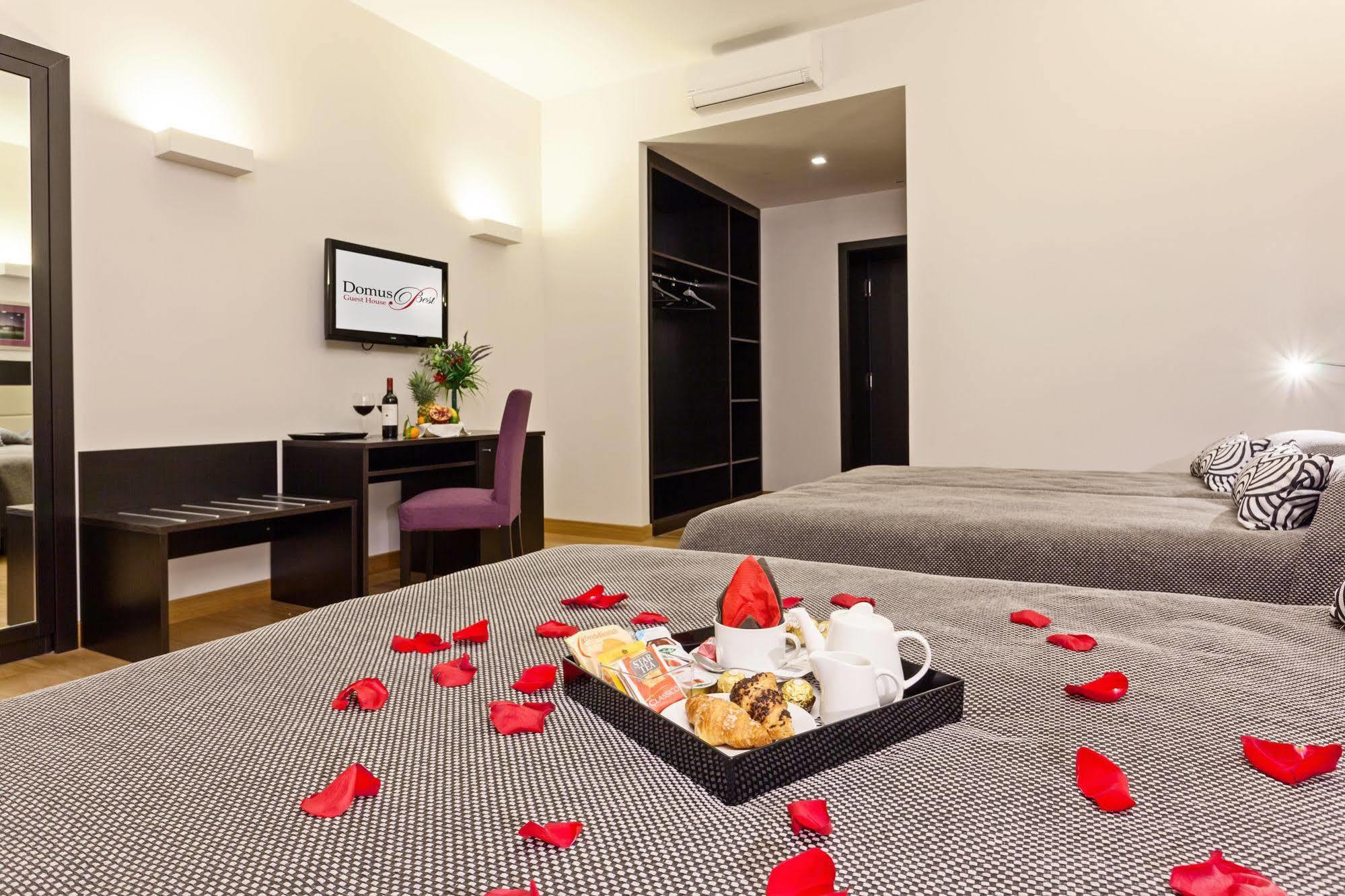 Domus Best Guest House ローマ エクステリア 写真